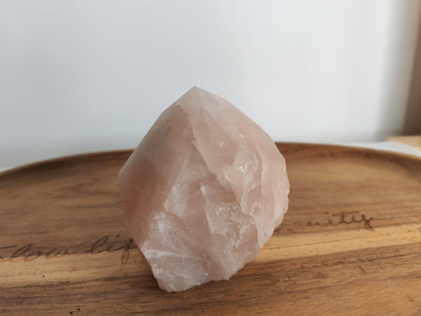 Pointe semi-brute quartz rose - vue de face sur plateau bois
