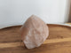 Pointe semi-brute quartz rose - vue de face sur plateau bois