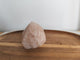 Pointe semi-brute quartz rose - vue de côté sur plateau bois