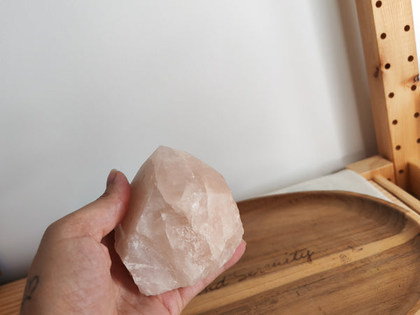 Pointe semi-brute quartz rose - tenue en main pour montrer la taille