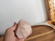 Pointe semi-brute quartz rose - tenue en main pour montrer la taille