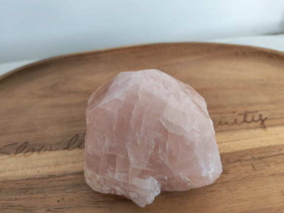 Grande pointe semi-brute quartz rose - vue de côté sur plateau bois
