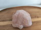 Grande pointe semi-brute quartz rose - vue de côté sur plateau bois