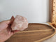 Grande pointe semi-brute quartz rose - tenue en main pour montrer la taille