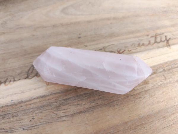 Pointe double terminaison quartz rose - vue de face sur plateau bois