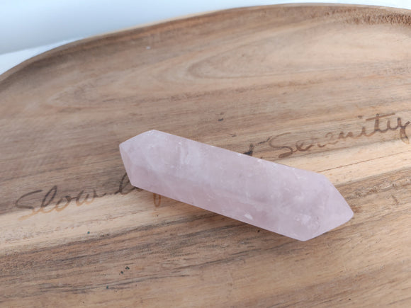 Pointe double terminaison quartz rose fine - vue de face sur plateau bois