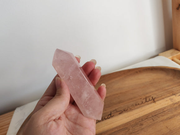 Pointe double terminaison quartz rose fine - tenue en main, vue de profil