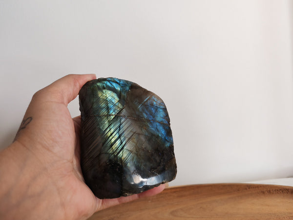 Labradorite semi-brute - tenue en main, reflets bleu-vert-doré spectaculaires