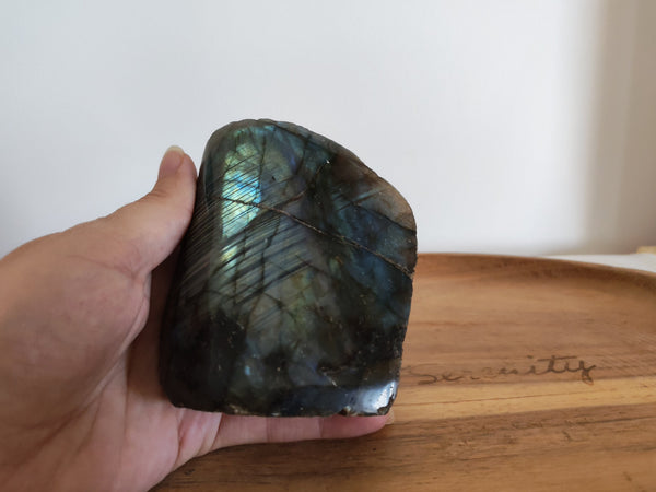 Labradorite semi-brute - vue de face sur plateau bois, labradorescence visible