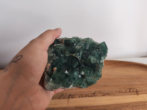 Fluorine brute verte - tenue en main, vue de face