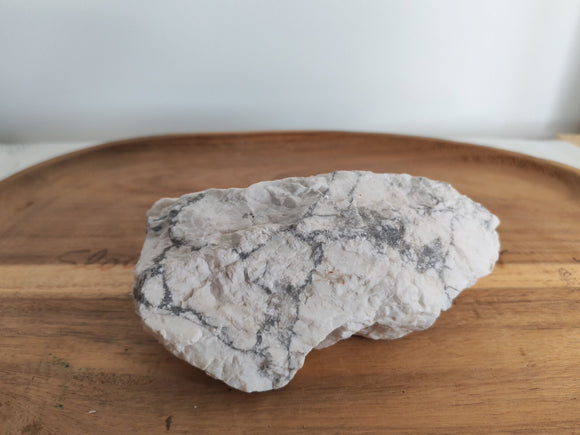 Howlite brute - vue de face sur plateau bois, fond blanc veines grises