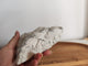 Howlite brute - tenue en main, vue de profil