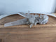 Amas cristal de roche avec pointes - vue de face sur plateau bois
