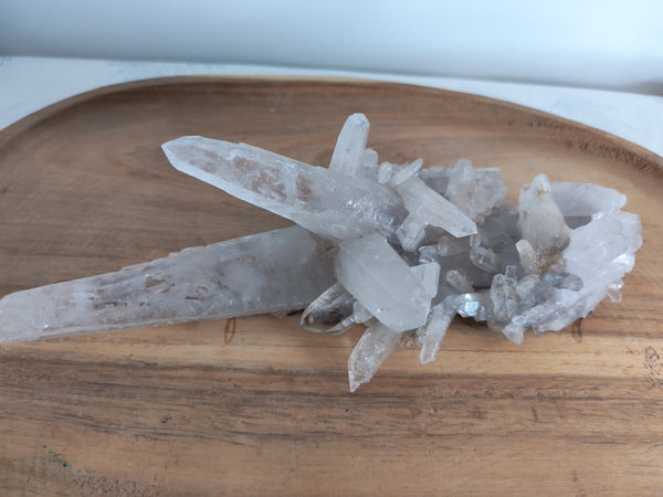 Amas cristal de roche avec pointes - vue de dessus sur plateau bois