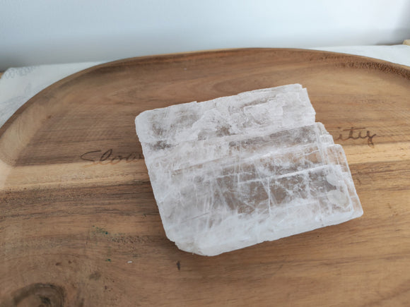 Plaque de cristal de roche naturel - vue de dessus sur plateau bois