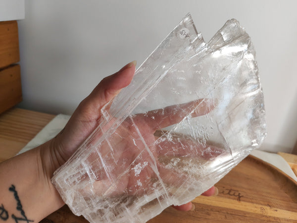 Plaque de cristal de roche naturel - tenue en main, vue de côté