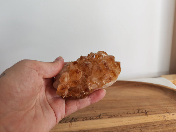 Cluster de citrine brute chauffée - tenu en main