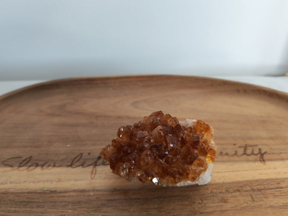 Cluster citrine chauffée ambrée - vue de face sur plateau bois