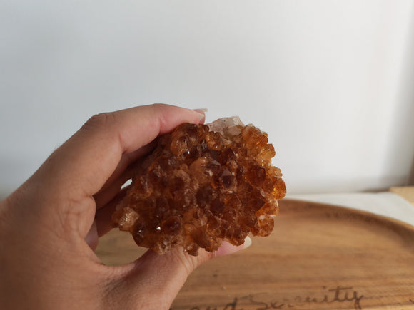 Cluster citrine chauffée ambrée - tenu en main