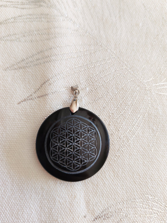 Pendentif obsidienne noire fleur de vie gravée - fond tissu blanc bélière argentée
