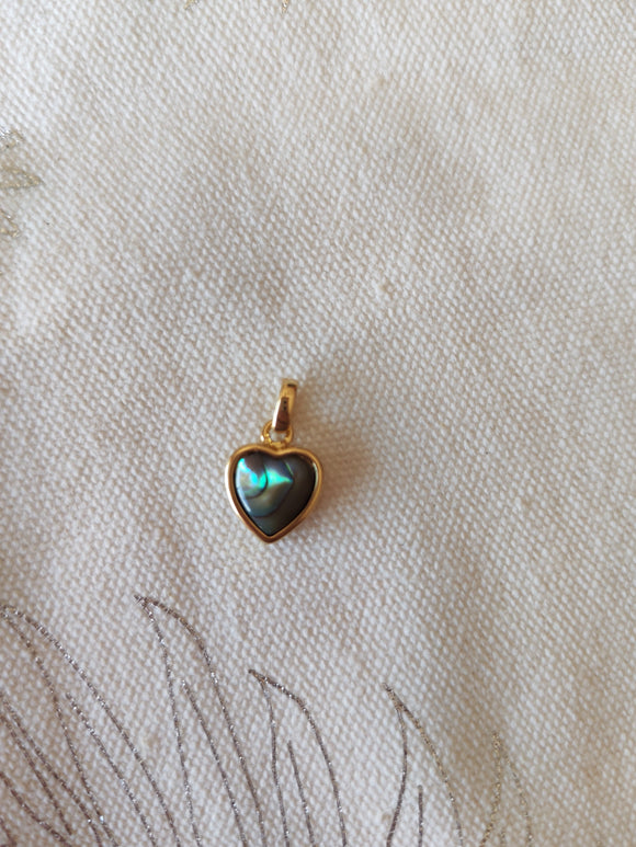 Pendentif cœur ormeau abalone - fond tissu blanc cadre doré