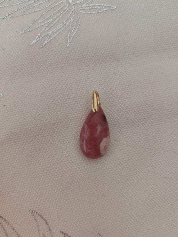Pendentif larme rhodochrosite - fond tissu blanc bélière dorée