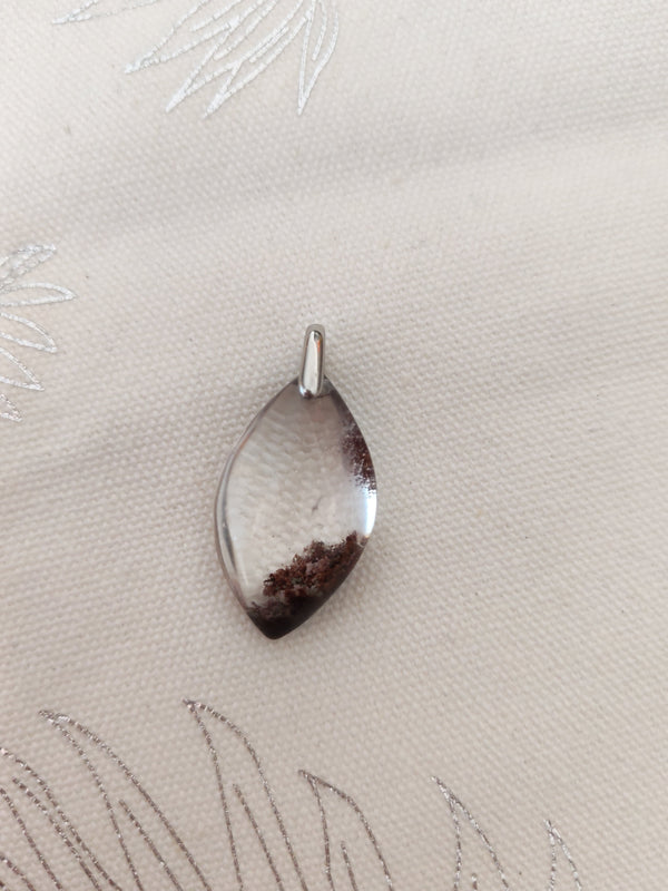 Pendentif lodolite navette - fond tissu blanc angle 2