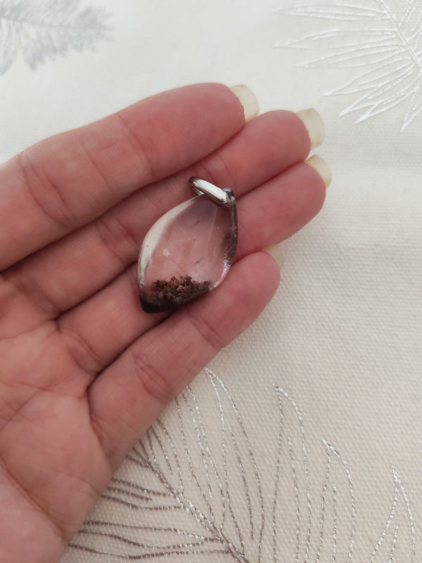 Pendentif lodolite navette - tenu en main fond tissu blanc
