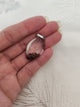 Pendentif lodolite navette - tenu en main fond tissu blanc