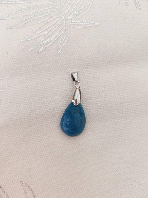 Pendentif apatite bleue - fond tissu blanc