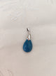 Pendentif apatite bleue - fond tissu blanc