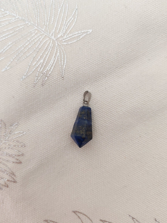 Pendentif pointe lapis lazuli facetté - fond tissu blanc bélière argentée