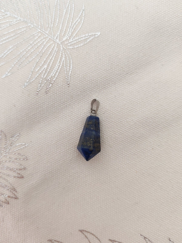 Pendentif pointe lapis lazuli facetté - fond tissu blanc bélière argentée