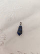 Pendentif pointe lapis lazuli facetté - fond tissu blanc bélière argentée