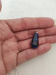 Pendentif pointe lapis lazuli tenu en main - bleu nuit reflets dorés