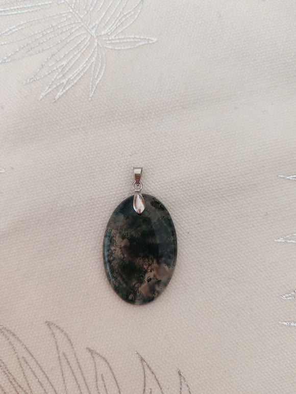 Pendentif ovale agate mousse - fond tissu blanc bélière argentée