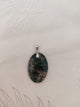 Pendentif ovale agate mousse - fond tissu blanc bélière argentée