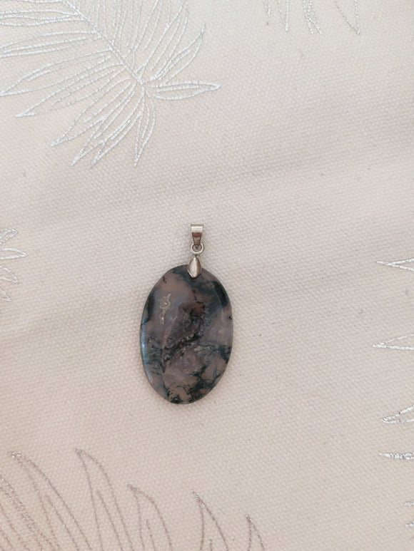 Pendentif agate mousse - fond tissu blanc