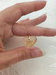 Pendentif cœur citrine - tenu en main fond blanc