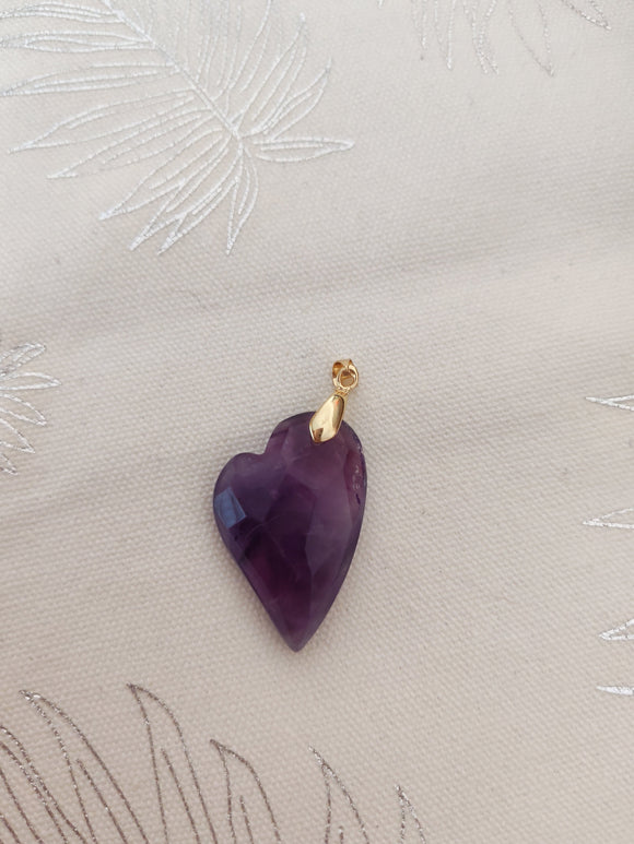 Pendentif cœur améthyste - fond tissu blanc bélière dorée
