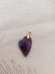 Pendentif cœur améthyste - fond tissu blanc bélière dorée
