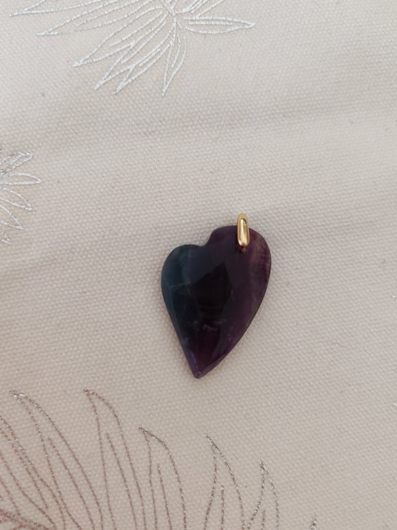Pendentif cœur fluorite multicolore - fond tissu blanc