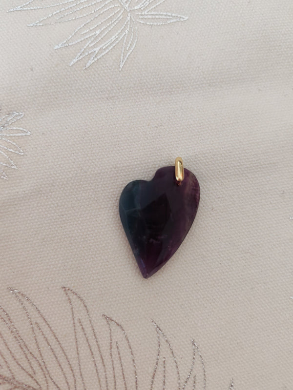 Pendentif cœur fluorite multicolore - fond tissu blanc