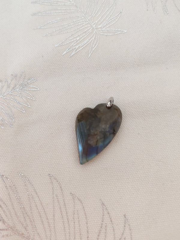 Pendentif cœur labradorite - fond tissu blanc