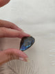 Pendentif cœur labradorite tenu en main - reflets bleus labradorescence