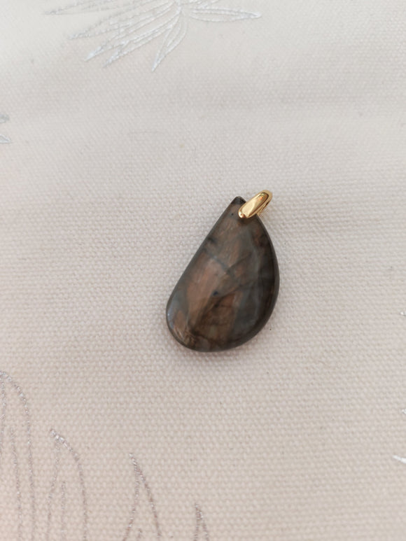 Pendentif larme labradorite - fond tissu blanc bélière dorée