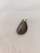 Pendentif larme labradorite - fond tissu blanc bélière dorée