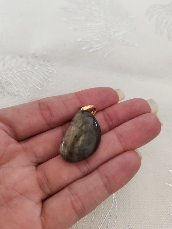 Pendentif larme labradorite tenu en main - reflets labradorescence