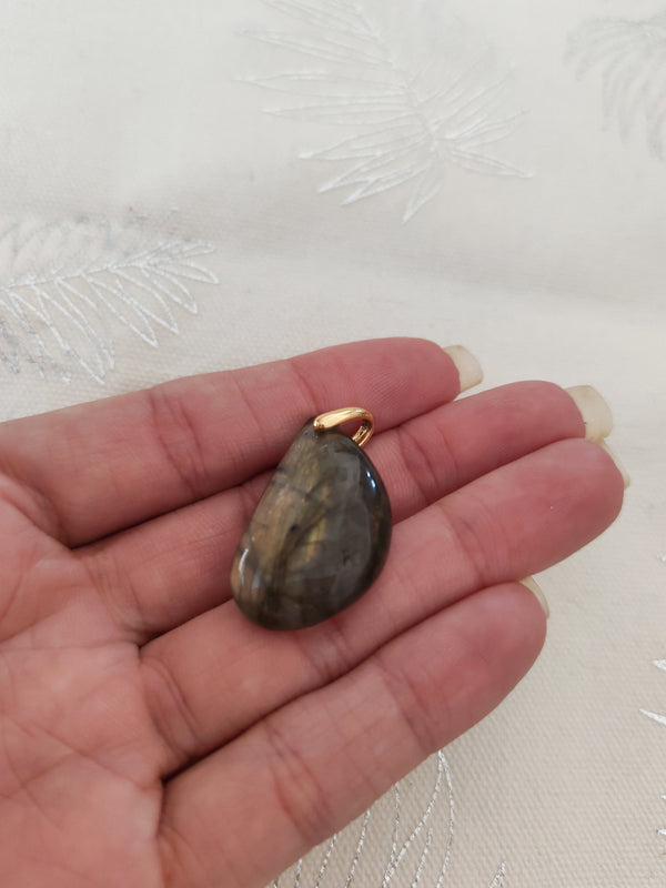 Pendentif larme labradorite tenu en main - reflets labradorescence