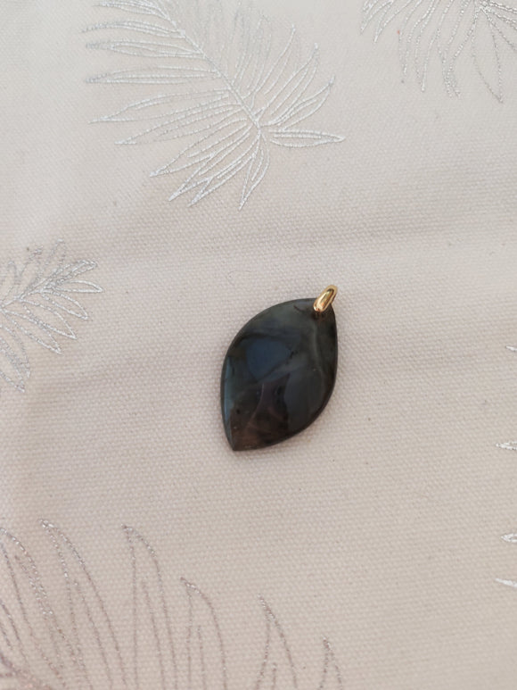 Pendentif navette labradorite - fond tissu blanc bélière dorée